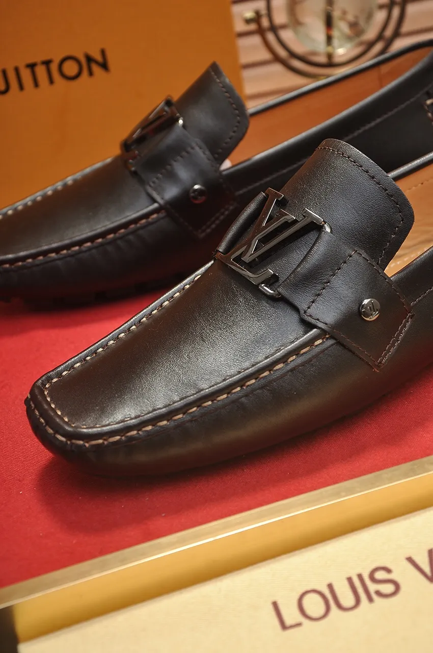 Men's men's shoes 💰420💶 [LV Doudou shoes] (water-dyed cowhide lining) new model is on the market, available on the official website. The new Doudou shoes are processed into single-color materials, and the uppers are made of imported cowhide material. The body of the shoe is fully hemmed with mark thread, and is lined with imported original cowhide leather. The elegant shoe shape is super suitable for all-matching, and the size is 38-44.